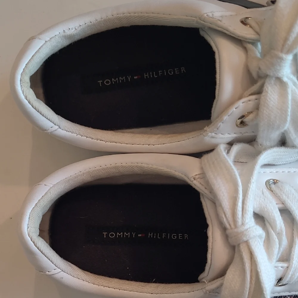 Tommy Hilfiger Lightz Low Top Lace Up Sneaker Red & Navy Stripes Smooth Upper